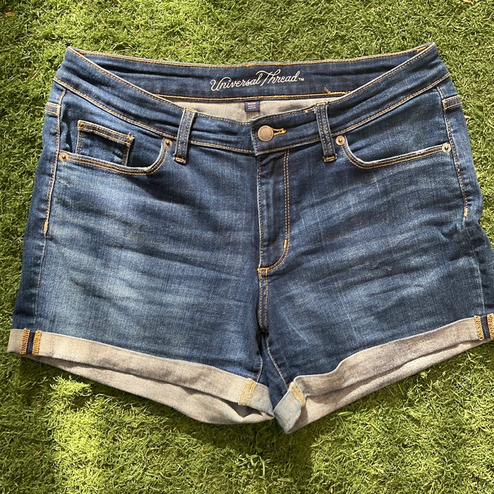 Universal tread mid rise shorts